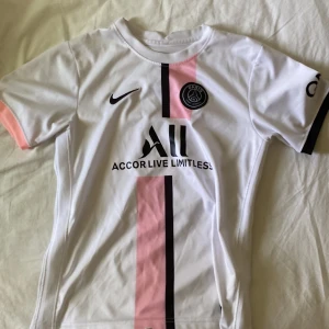 Psg t-shirt - Helt okej skick 7/10  
