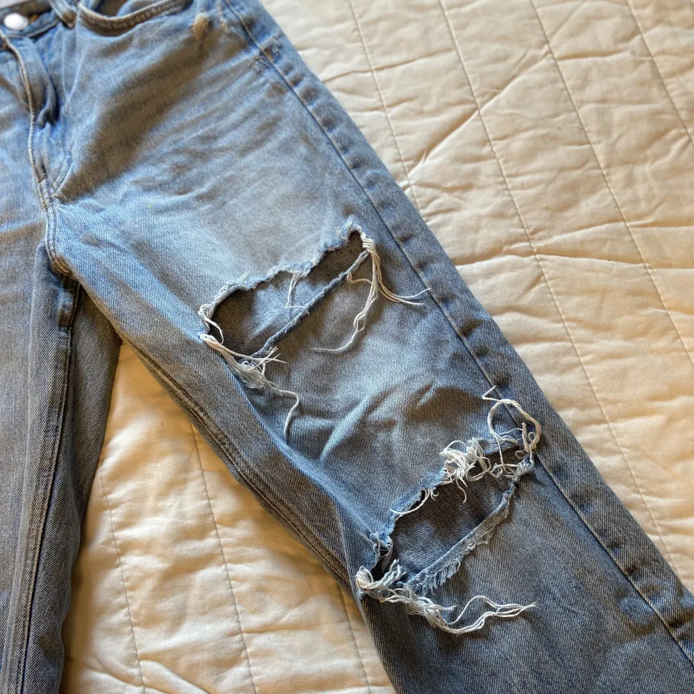 Mom jeans/ raka jeans med hål från Zara strl 36. Säljer pga för små. Väl använda men ändå fint skick💓. Jeans & Byxor.
