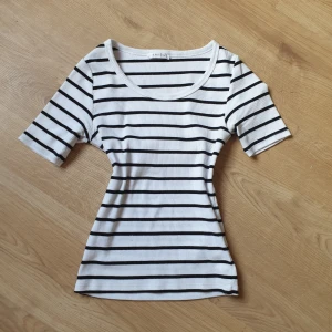 Kortärmad randig tröja - Använd en eller två gånger, storlek S/XS, kan posta eller mötas upp i stockholm💖💖