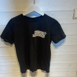 T-shirt - Säljer för att det inte är min stil längre men fortfarande fint skick
