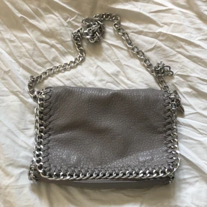 Tiamo väska - Säljer min fina Tiamo väska❣️den är i bra skick förutom att jag knutit ihop kedjan då den lossnade men går att sätta tillbaka med hjälp av någon slags tång! Kan diskutera pris vid snabb affär