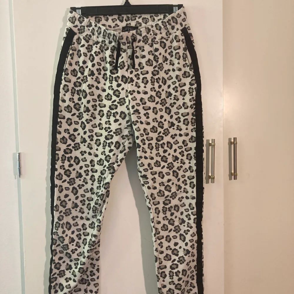 Leopard färgade mjukis byxor, senast använd för ett år sedan ungefär. Säljer för att jag inte använder dom längre . Jeans & Byxor.