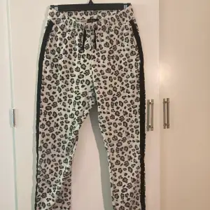 Leopard färgade mjukis byxor, senast använd för ett år sedan ungefär. Säljer för att jag inte använder dom längre 