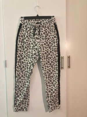 Mjukis byxor  - Leopard färgade mjukis byxor, senast använd för ett år sedan ungefär. Säljer för att jag inte använder dom längre 