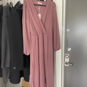 Klänning från Nelly  - Oanvänd klänning i storlek 36