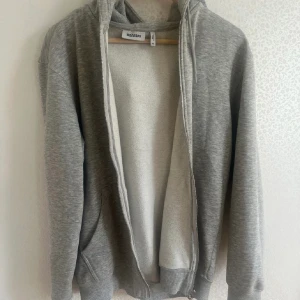 Zipup - Zipup från Weekday i storlek XS, fast oversized så sitter mer som en S💞 i fint skick men kommer tyvärr inte till användning!