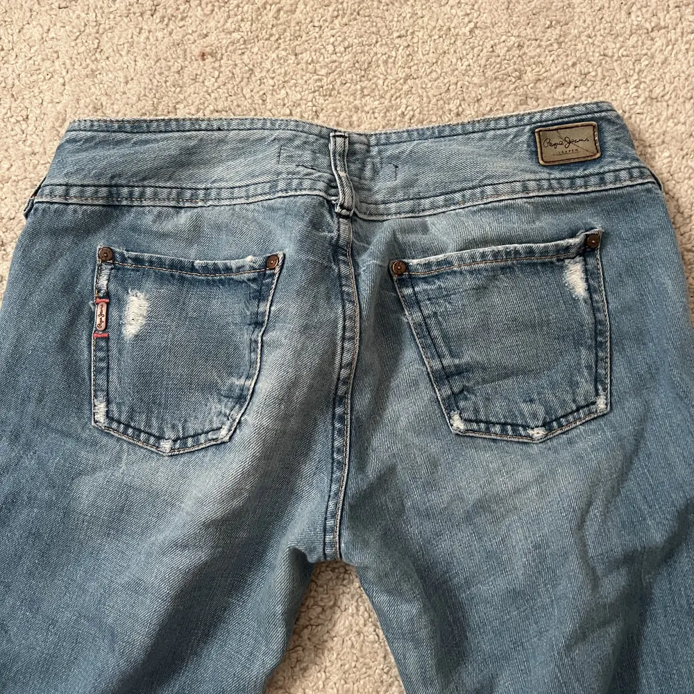 Säljer dessa Pepe jeans. Dom är bootcut och lågmidjade. Passar bra på mig som är 36/34. Skriv för frågor!❤️Midjemått: 38cm innerbenslängd:78cm. Jeans & Byxor.