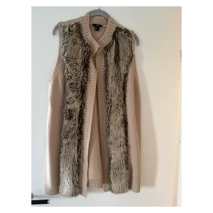 Beige tröja - Beige lång öppen tröja från HM. Bra skick. Säljer pga garderobrensning.