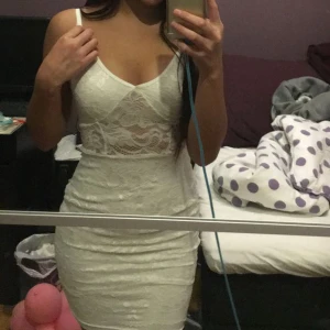 Studentklänning - Skitsnygg lace klänning perfekt för fest eller studenten! Sitter jättefint på kroppen och har stretch i materialet. Inte alls genomskinligt och har jättefin lacedetalj under bysten😍