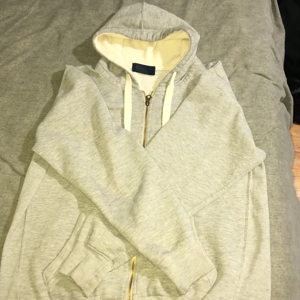 En as skön Ralph lauren zip hoodie. Storleken är runt M~L och passar perfekt med en tröja under. Mycket sparsamt använd och har inga defekter. Hör av er för mer info! . Hoodies.