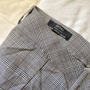 kostymbyxor  - rutiga kostymbyxor ifrån bershka! jätte fint skick!! säljer pga aldrig kommit till användning.  köparen står för frakten🚚