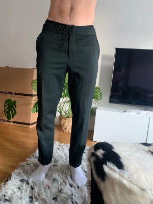 Byxor - Filippa K - Byxor från Filippa K, storlek 48. Aldrig använts pga för små.