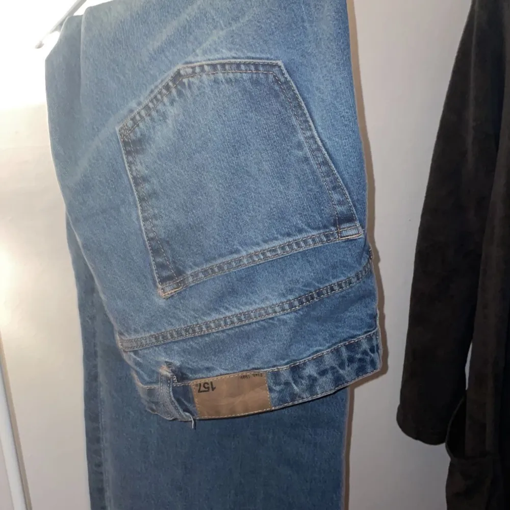 Fina jeans från lager 157! Storlek M säljer för lågt pris för dom har ett litet hål vid en skärprem som går att sy ihop hur lätt som helst! Lågt pris. Jeans & Byxor.