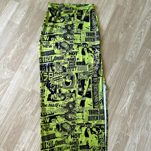 New girl order kjol - Lång kjol i storlek uk 10, så en storlek M. Glansigt material i neon grön/gul färg. Använd kanske 1-2 gånger. Två längre slits på båda sidorna. Köparen står för frakt. 💕
