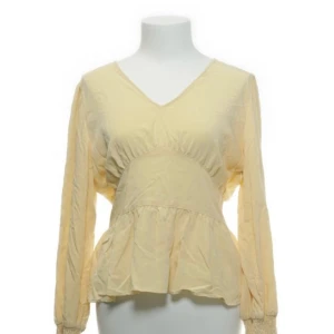Söt ljusgul blus🌼 - Söt ljusgul blus från dobber, storlek XS, nyskick. Säljer då den tyvärr inte passade. Säljer för 149kr inkl frakt (39kr)