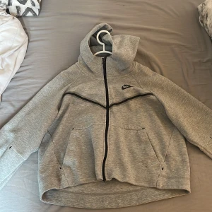 Nike tech  - Säljer nu min fina Nike tech, använd fåtal gånger och i utmärkt skick. Nypris 1300. Billigt pris då jag vill bli av med den för den tar plats 