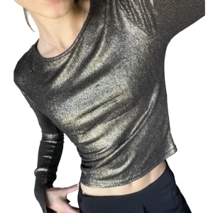 Glittrig festlig topp! - Supersnygg glittrig festtopp m coola slitsar i armarna! Köpt från Gina med små defekter, skicka meddelande privat för bild🥰