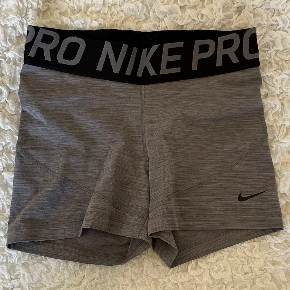 Hotpants från Nike i träningsmaterial, strl S 🩶Väldigt bra skick 🥰. Shorts.