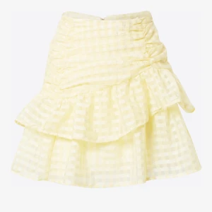 Volangkjol - Denna slutsålda volangkjolen ifrån ginatrioct. Köpt förra året och bara använd en gång. Helt i nyskick🙌🏼💘