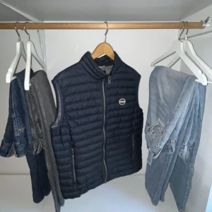 Colmar väst - Colmar väst Navy Iron i storlek 50. Bra skick förutom en minimal defekt på ryggen. Nypris 2595kr.
