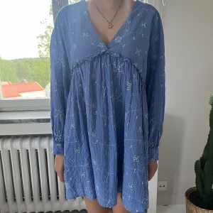 Blå klänning - Säljer denna oanvända klänningen från zara som är super fin!!💖💖