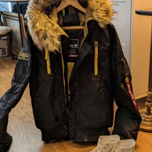 Alpha Industries / L. - Haft 3 månader ! 