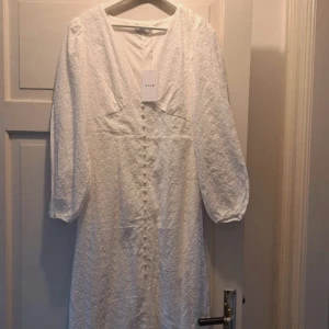 Vit långklänning  - Sååå fin och superlång!  Strl M! Bara att skriva om fler bilder eller funderingar😍😍