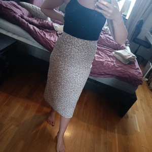 Blommig midikjol  - Fin kjol från lager157 i storlek M. Använde då jag var gravid, är vanligtvis en small, därav kommer den inte till användning längre. Sparsamt använd så i fint skick.