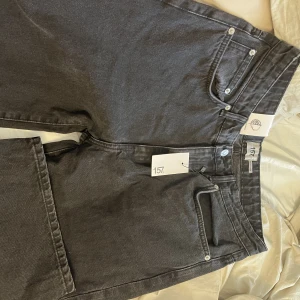 Svarta jeans - Beställde ett par jeans i fel storlek så helt oanvända. Raka ben och sitter snyggt mot kroppen. Köpte dom för 400 kr säljer för 200kr! Storlek XL men är mer som en L 