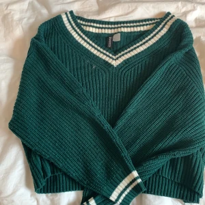 Stickad grön tröja - Stickad grön tröja, den ser grönare ut i verkligheten. Strlk M från H&M🤍