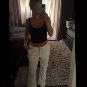 Linnebyxor  - Vita snygga linnebyxor från bikbok i bra skick🥰