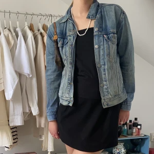Jeansjacka Levis  - Sjukt najs jeansjacka från Levis som är lagom längd.   Osäker på storlek men skulle gissa S/M. Jag är 1.73 