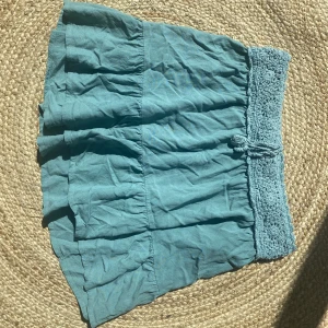 Jättefin sommarkjol☀️🌞 - Säljer denna jättefina kjolen från Pull & Bear då den tyvärr inte kommer till användning💕den är blå/grön/turkos i färgen ❤️