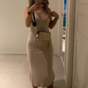 Gina ribbad klänning - Säljer denna ribbade klänningen från Gina i storlek XS/S. Använt denna ca 1 gång och jag är 1,59 cm lång! Köpte denna för 499 och säljer för 250