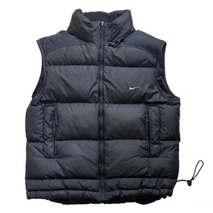 Vintage Nike Dunväst - Vintage Nike Puffer i storlek Large. Västen är i bra skick med några mindre defekter. Har en luvs som syns på sista bilden. Skeiv om du är intresserad eller har några frågor!