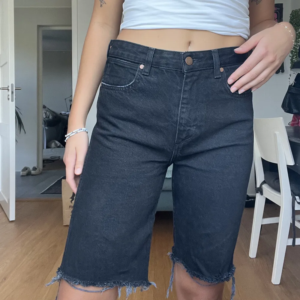 Långa svarta svincoola shorts!💓 . Jeans & Byxor.