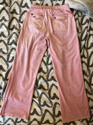 Juicy Couture - Rosa juicy couture Storlek 14/15, är som S/M Uppsydda så dem är 65-70 cm i innermått