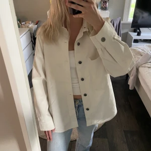 Skjortjacka - Super fin skjortjacka från gina tricot, nästan aldrig använd 🫶🏼tunn och skönt material