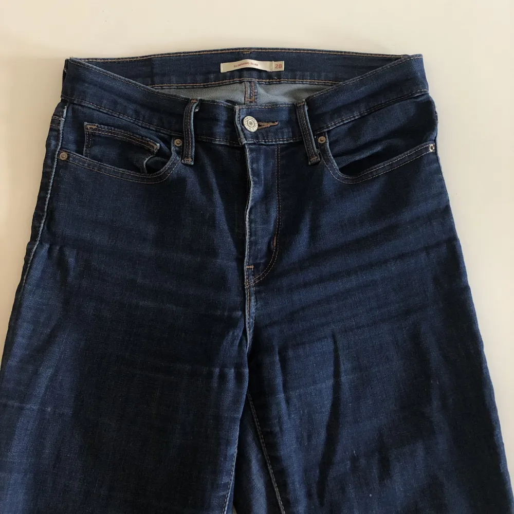 Säljer mina Levi’s jeans för att de ej kommer till användning längre. Jeansen är i storlek 28 och är mid waist. . Jeans & Byxor.
