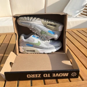 Air Max 90 med box - Storlek 37.5 EUR skick 8/10 sparsamt använda är villig att förhandla 