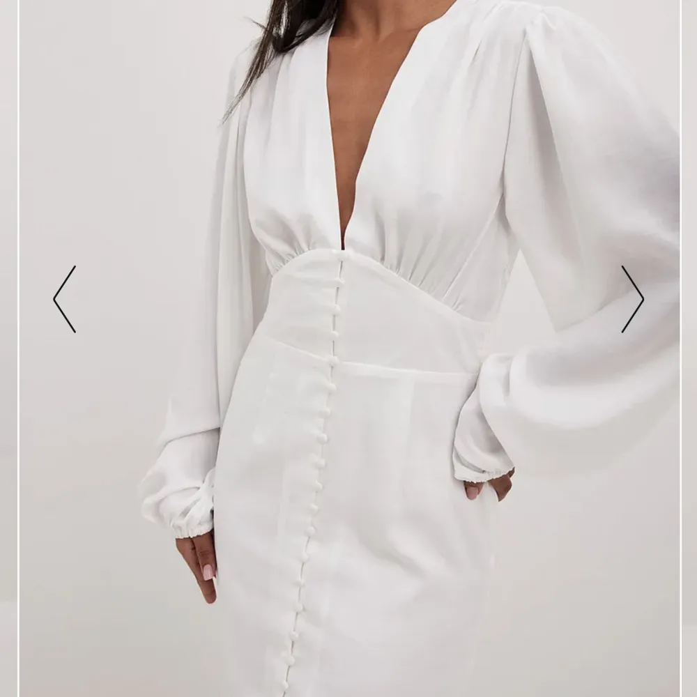 Jättefin vit klänning som jag tänkte ha som studentklänning men hittade en annan. Därav säljes den och därav är den oanvänd också. Nypris är 700kr. Klänningar.