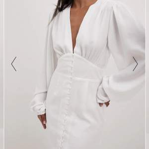 Jättefin vit klänning som jag tänkte ha som studentklänning men hittade en annan. Därav säljes den och därav är den oanvänd också. Nypris är 700kr