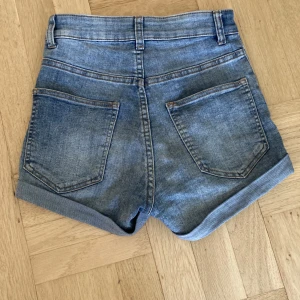 Jeansshorts - Ett par stretchiga jeansshorts från h&m, väldigt sköna, säljs pga att de är för små för mig. Nypris är 149kr