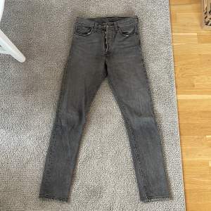 Grå Levis jeans modell 501 vintage. Storlek   W27 L32. Passar en S.