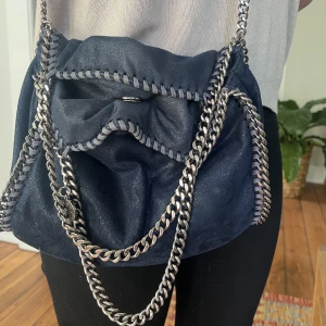 stella mccartney väska  - säljer denna as stella mccartney väska i bra skick!! köpt här på plik för 6 för någon månad sen. självklart äkta, kan även tänka mig att byta men en stella väska i grå💞