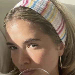 Djerf avenue hårband - Säljer mitt hårband från djerf, det är oanvänt då jag inte fått använding för den. 