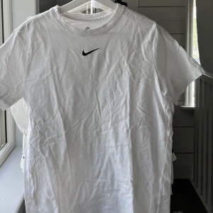Nike t-shirt  - Lite skrynklig på bilden..