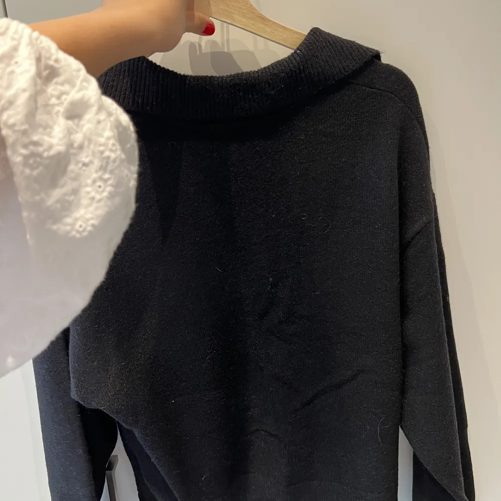 Svart stickad tröja från Gina tricot, endast använd vid ett fåtal gånger, som ny!. Tröjor & Koftor.