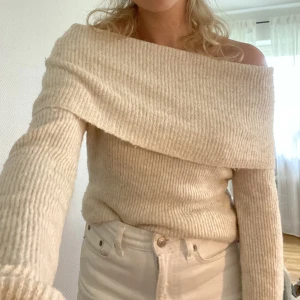 Off shoulder-tröja - Superfin stickad off-shoulder tröja i ullblandning! Ljus beige🤍