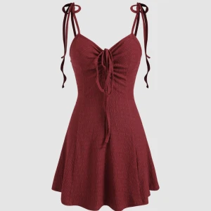 röd klänning  - röd klänning från cider. är storlek medium. har precis köpt den så den är ny men säljer eftersom passform är för stor för mig. köparen står för frakt. dm om ni har frågor🥰